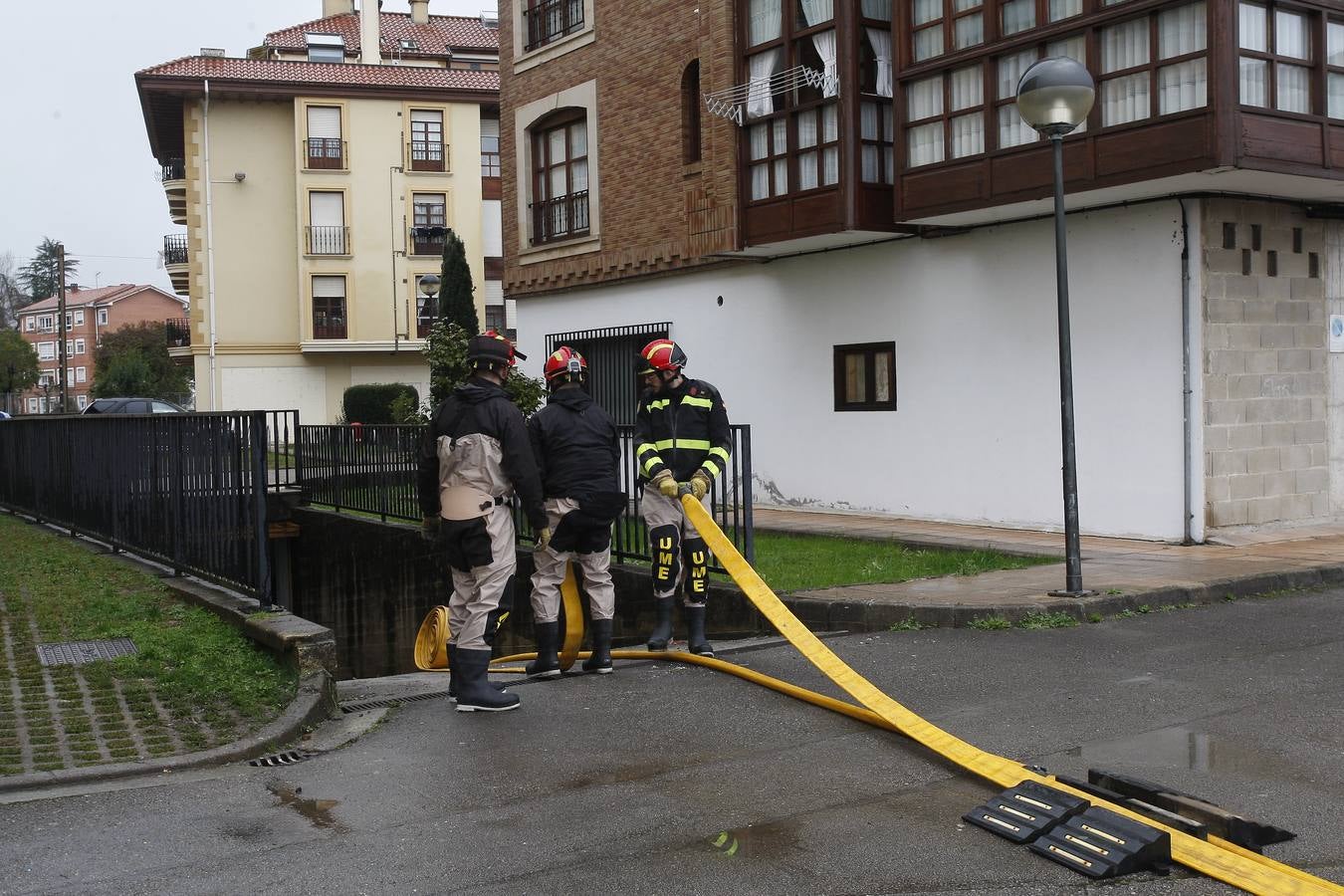 La UME, sacando agua de garajes en Cabezón.