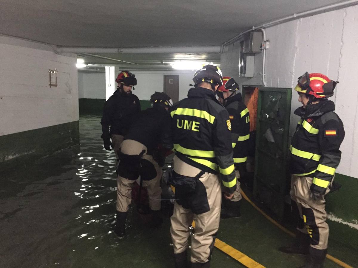 Militares de la UME achicando agua en la urbanización Las Salinas de Cabezón de la Sal.