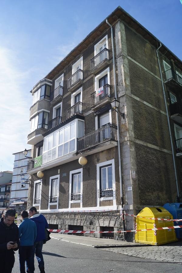 Fotos: Desalojado un edificio en Castro Urdiales