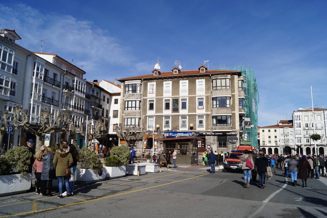 Fotos: Desalojado un edificio en Castro Urdiales