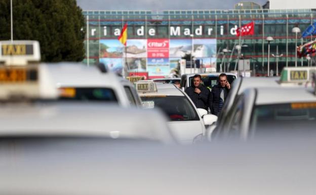 Taxistas parados a las puertas de la Feria de Madrid. 