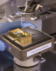 Imagen secundaria 2 - David Díez (arriba), con un amplificador similar al lunar.