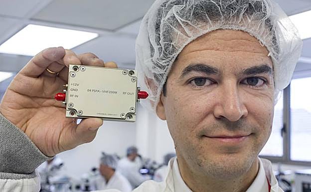 Imagen principal - David Díez (arriba), con un amplificador similar al lunar.