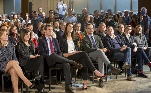 Beitia en el acto de presentación como candidata en Santander junto a otros líderes locales del partido