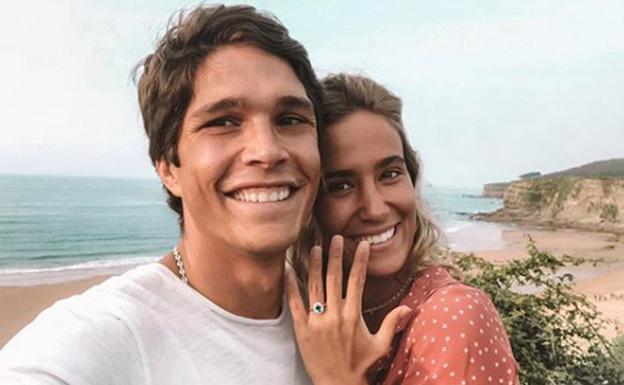 Imagen de la pareja con el anillo de pedida, en la playa de Langre.