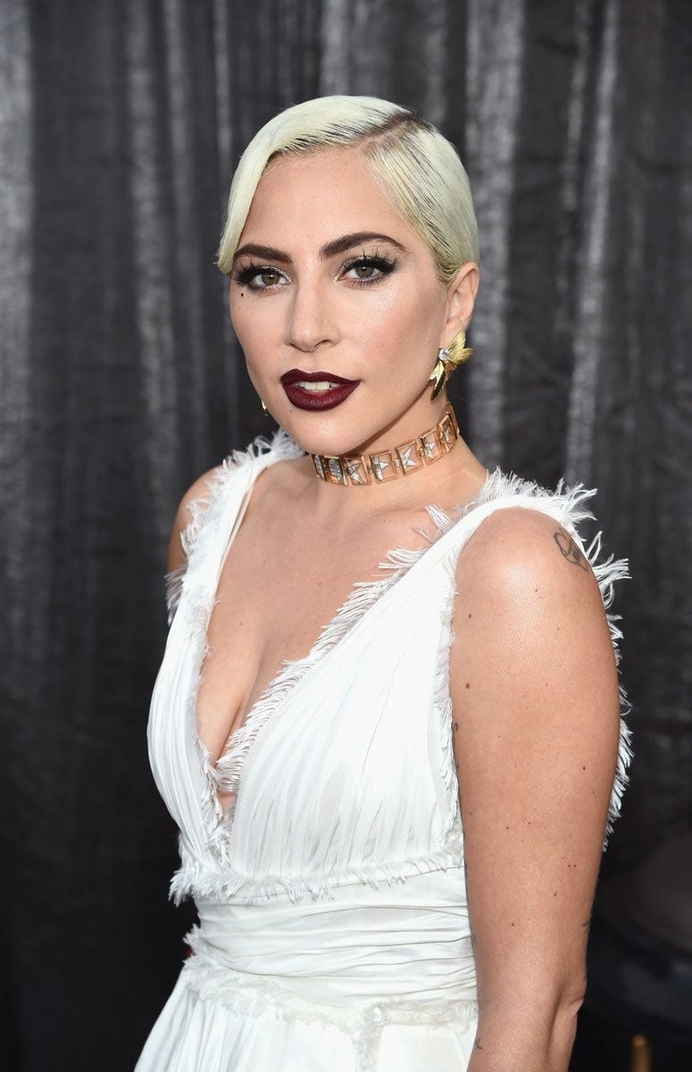 Un look el de la cantante y actriz que también ha protagonizado las joyas, un marcado ‘make up’ y el pelo engominado, cual diva de Hollywood. 