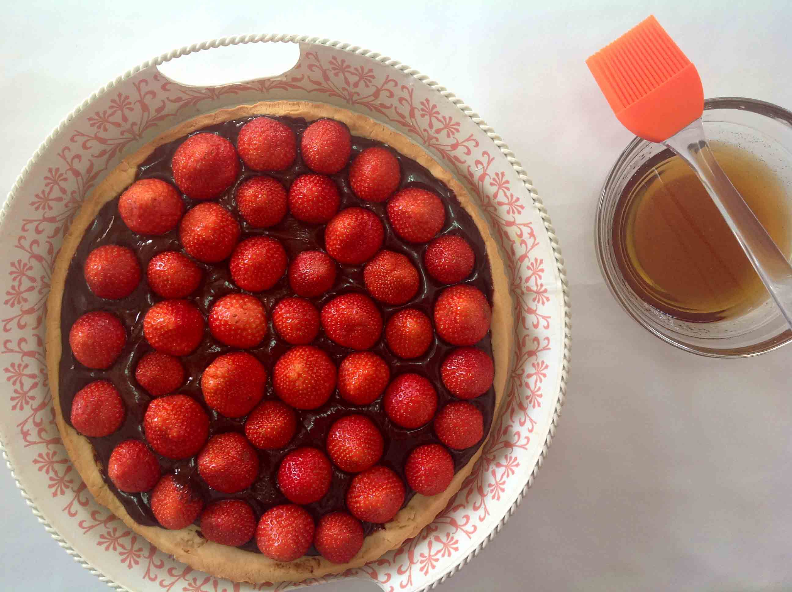 11-Pincelar las fresas con almíbar.