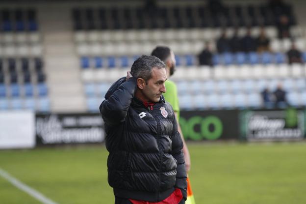 Pablo Lago observa pensativo lo que sucede sobre el terreno de juego. 