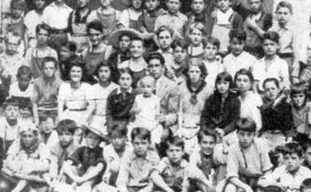 Imagen de archivo de 1937 tomada de 'Los niños de la Guerra' del 'portal del exilio' con el primer director de la Escuela España-México. 