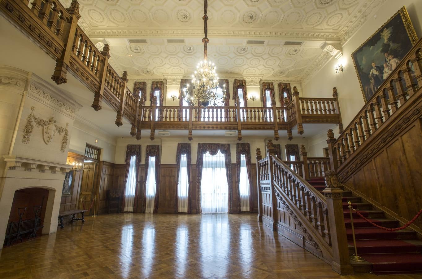 El hall real es una de las estancias más señoriales del Palacio. Mide 152 metros cuadrados y tiene una impresionante escalera de madera de castaño.