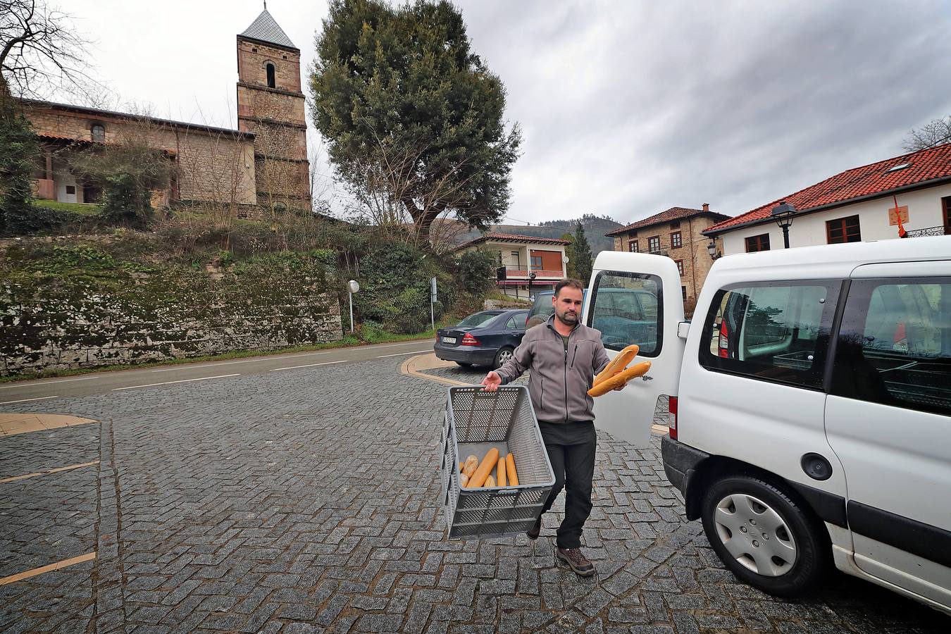 Cayetano Calderón, el panadero de Cabezón de la Sal, en Valle de Cabuérniga, tras llegar al sur del argayo por la carretera del Nansa.