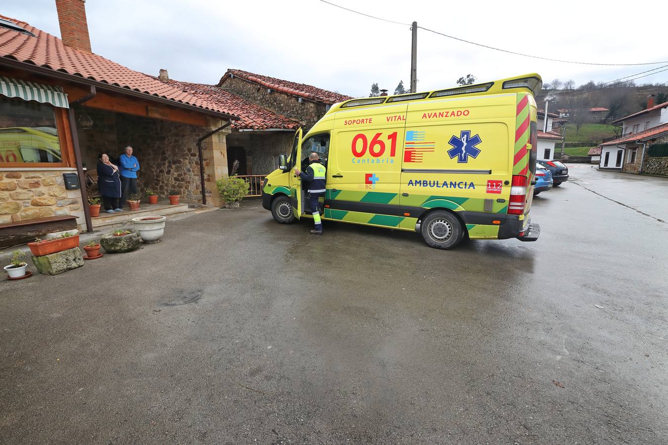 La UVI móvil del 061 desplazada a Viaña de Cabuérniga para poder atender a los vecinos aislados en caso de que se produzca una emergencia sanitaria.