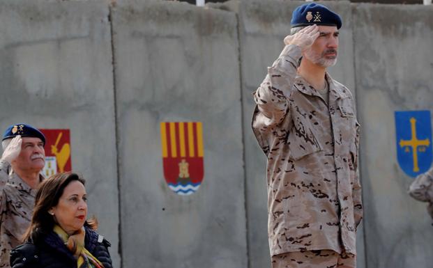 Felipe VI y la ministra de Defensa, Margarita Robles, durante su visita a Bagdad.