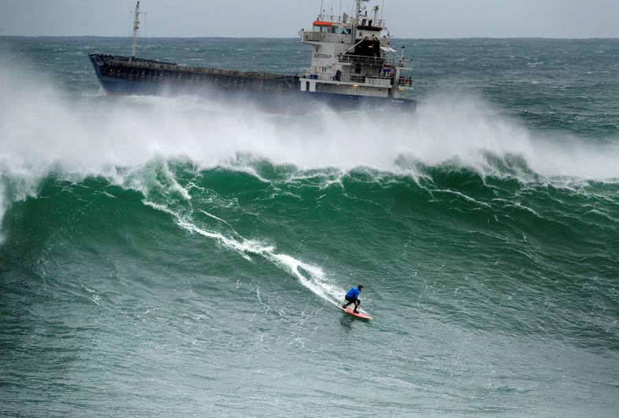 Una veintena de los mejores surfistas de olas grandes del mundo se dieron cita en Ribadeo (Lugo) para cabalgar O Panchorro, la ola de más diez metros que se forma en las inmediaciones de Illa Pancha, en la primera edición del LipChain Illa Pancha Challenge 2019. El espectáculo congregó a numeroso público y suscitó una gran expectación internacional al retransmitirse en directo por internet durante siete horas. La victoria de este campeonato fue para los surfistas brasileños 'Chumbo' y Cosenza.