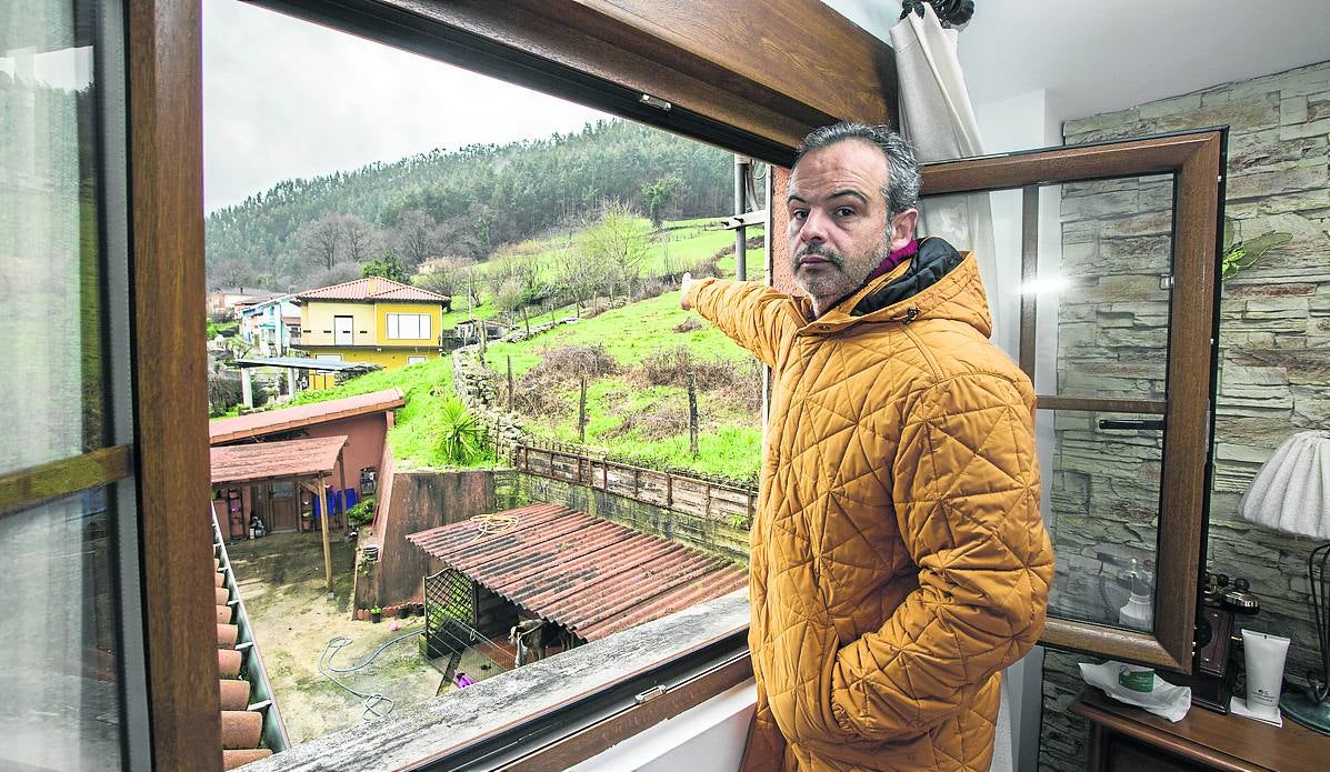 José Manuel pudo volver a su casa el miércoles con su mujer, Lucía, y sus dos hijas. Reconocen que pasaron miedo y ante cualquier ruido miraban a la peña. 