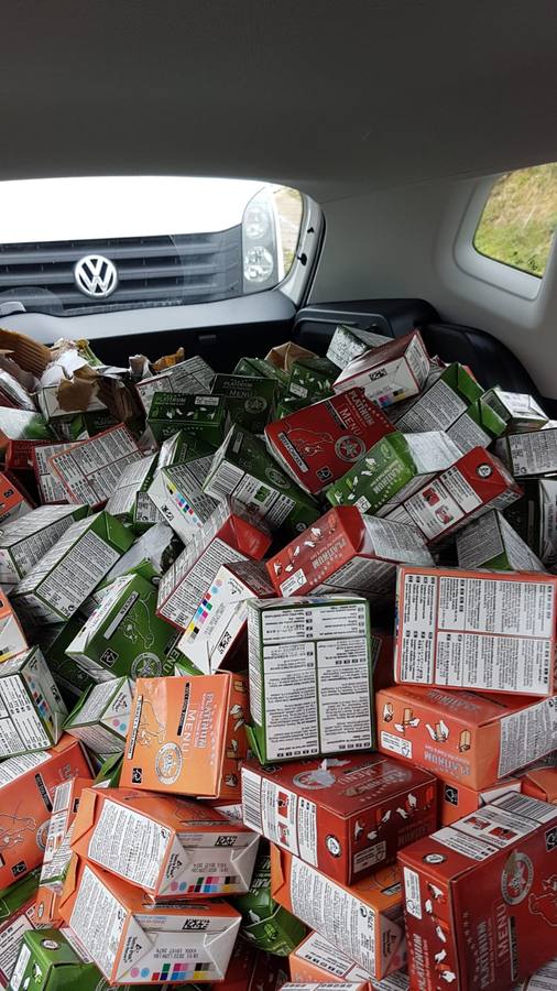 Fotos: Se llevan la comida para perros que se cayó del camión volcado en Zurita