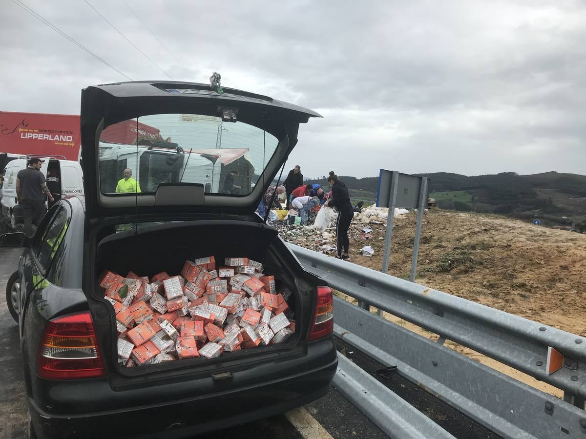 Fotos: Se llevan la comida para perros que se cayó del camión volcado en Zurita