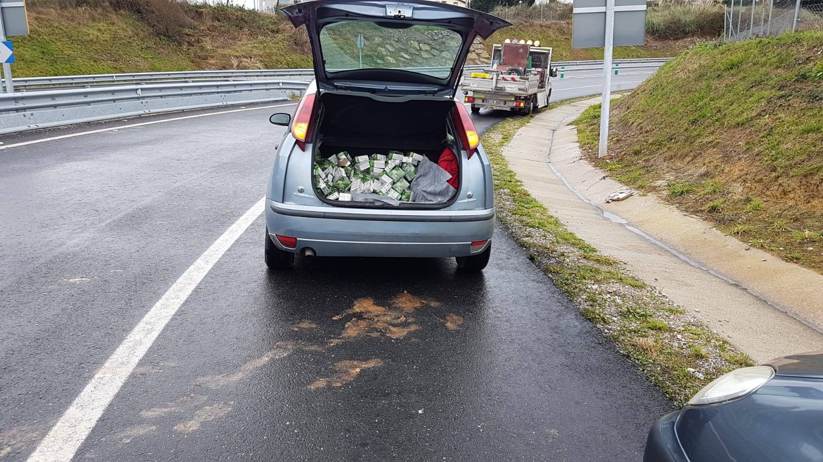 Fotos: Se llevan la comida para perros que se cayó del camión volcado en Zurita