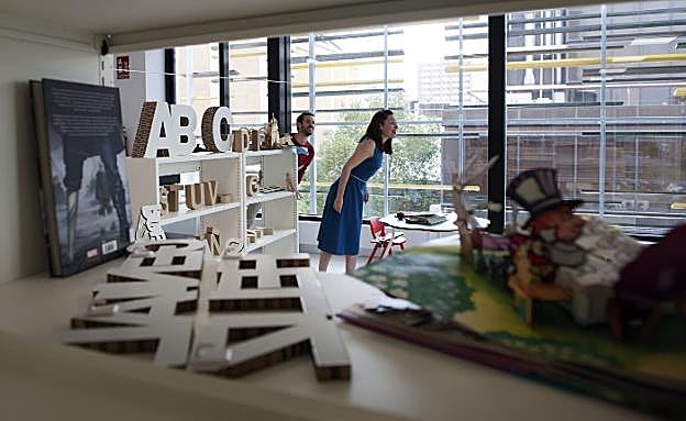 La Biblioteca de Cazoña, en el Centro Cívico, es la última que se ha inaugurado. Cuenta con un espacio infantil para niños.