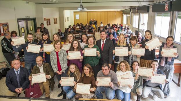 Los estudiantes y tutores muestran su diploma, ayer, tras la entrega de premios celebrada en el IES Alisal de Santander.