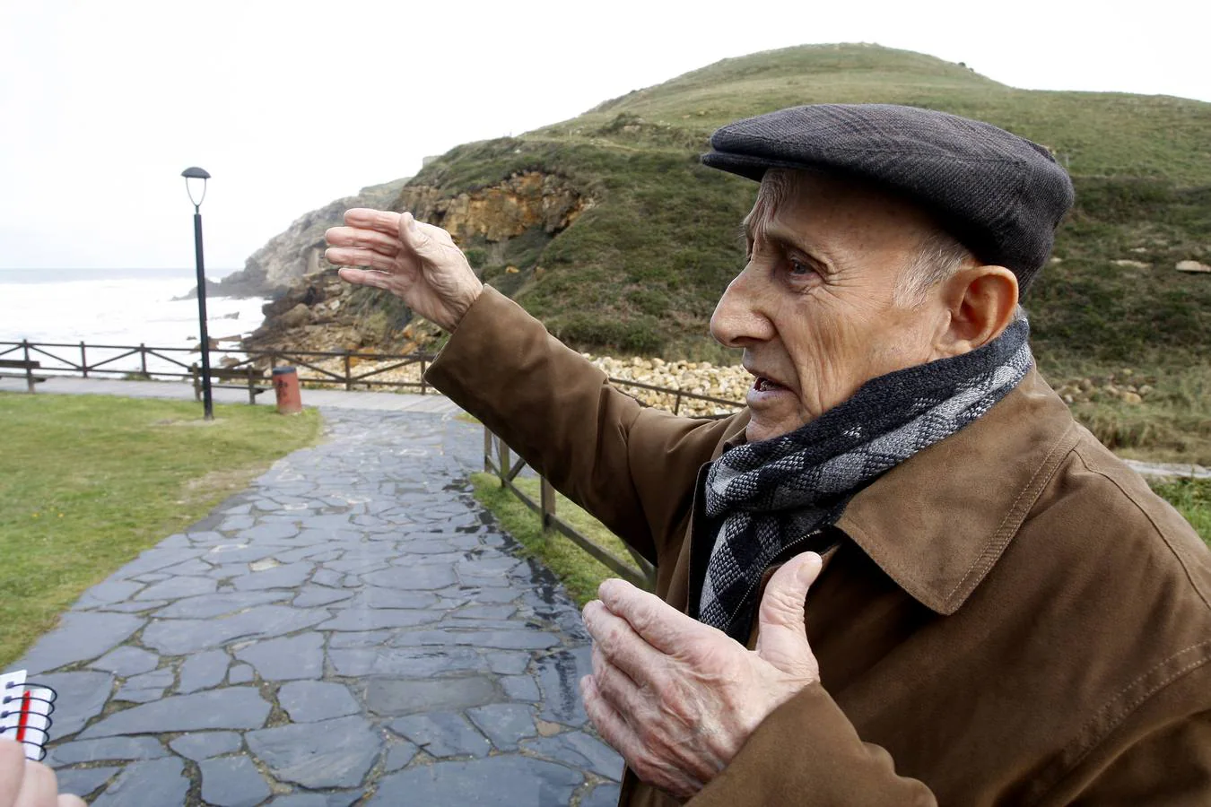 Adriano Fernández es un vecino de Ubiarco de 89 años que recuerda bien a Josefa y a Adolfo, autora y víctima del crimen perpetrado en 1953 en una casa que, hasta que fue demolida en 2006, se erigía frente a la playa de Santa Justa.