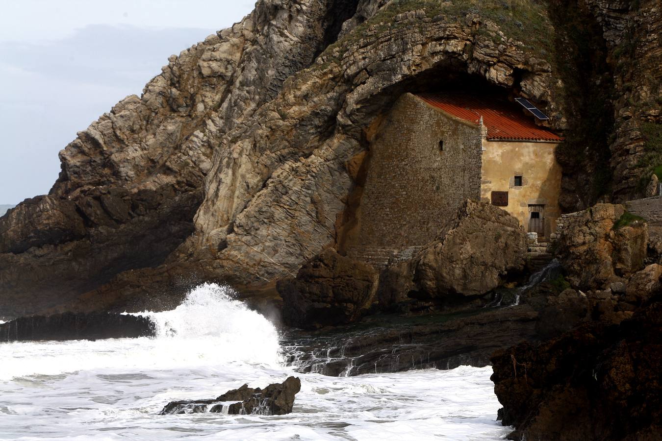 Adriano Fernández es un vecino de Ubiarco de 89 años que recuerda bien a Josefa y a Adolfo, autora y víctima del crimen perpetrado en 1953 en una casa que, hasta que fue demolida en 2006, se erigía frente a la playa de Santa Justa.