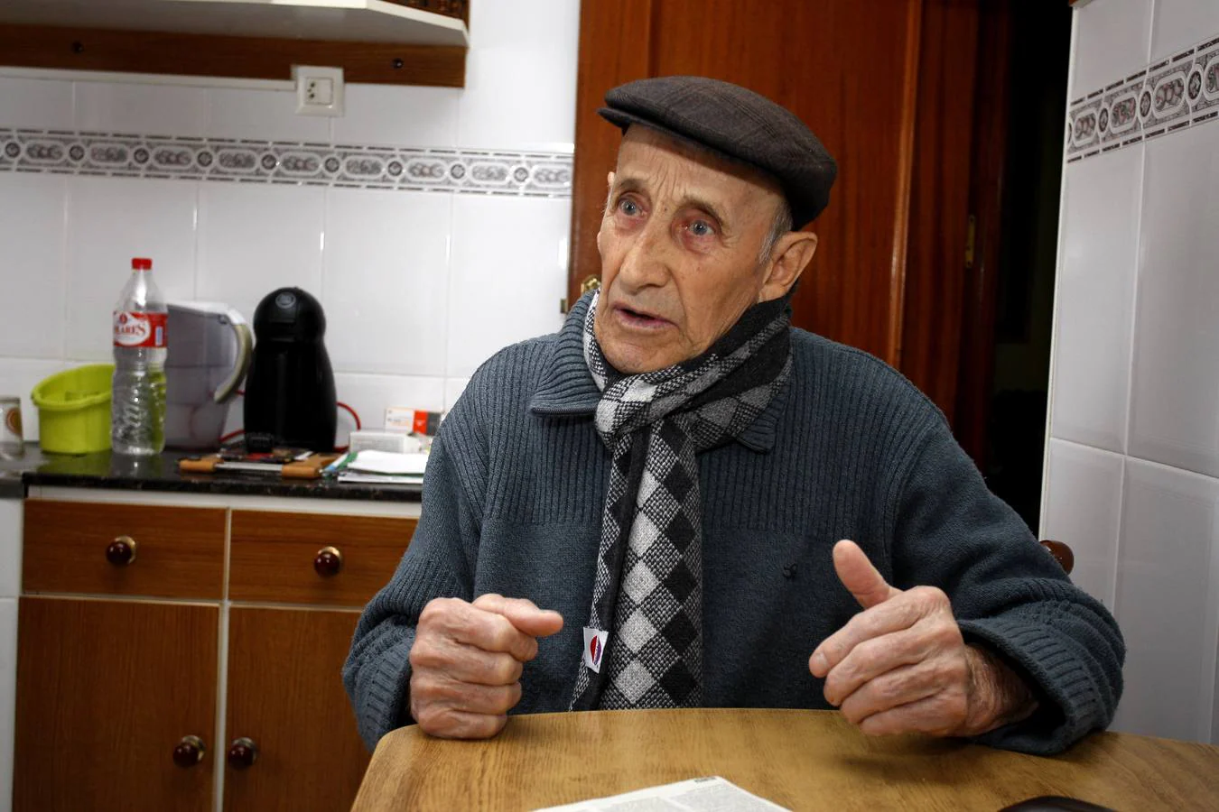 Adriano Fernández es un vecino de Ubiarco de 89 años que recuerda bien a Josefa y a Adolfo, autora y víctima del crimen perpetrado en 1953 en una casa que, hasta que fue demolida en 2006, se erigía frente a la playa de Santa Justa.