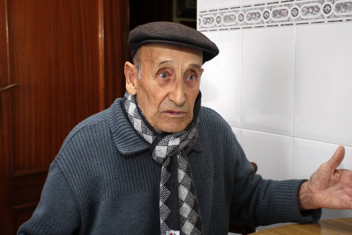 Adriano Fernández es un vecino de Ubiarco de 89 años que recuerda bien a Josefa y a Adolfo, autora y víctima del crimen perpetrado en 1953 en una casa que, hasta que fue demolida en 2006, se erigía frente a la playa de Santa Justa.