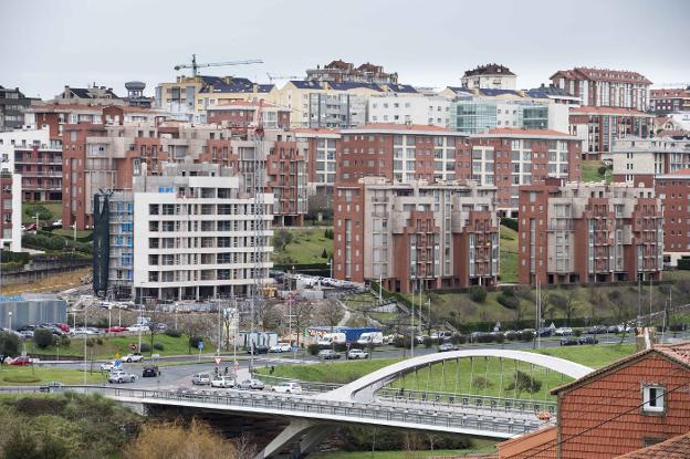 El edificio en litigio en la calle Ernest Lluch está prácticamente terminado, aunque no ha empezado la venta de las viviendas.