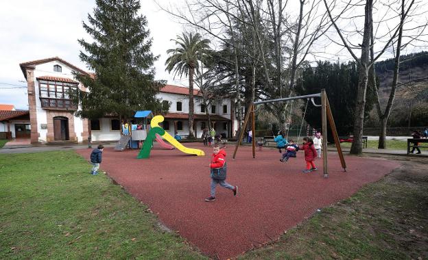 Un grupo de alumnos del colegio, en Terán, juegan en el patio durante el recreo. 