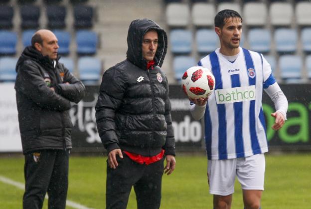 Pablo Lago, en el partido del pasado domingo frente al Tudelano, junto a Borja Camus. :: luis palomeque