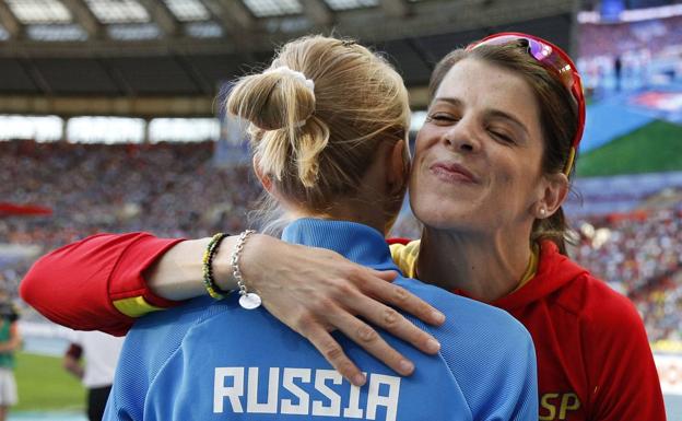 Beitia felicita a Shkolina en el Mundial de Moscú de 2013.