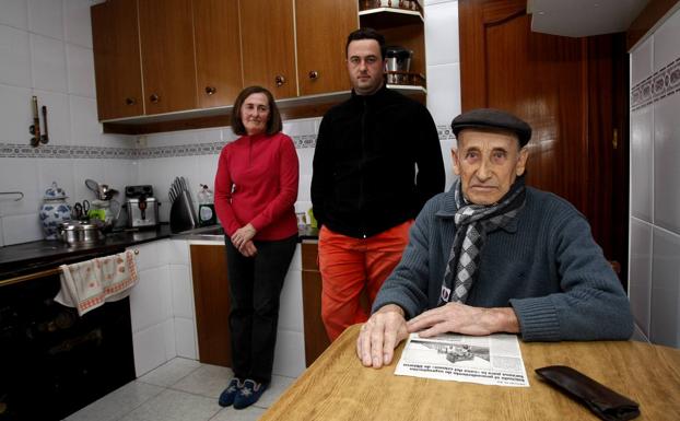 Adriano, con su hija Juli y su nieto, Rubén, en su casa de Ubiarco.