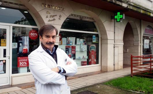 Antonio Higuera Anuarbe, descendiente de la víctima del crimen de Ubiarco, frente a su farmacia en Sarón.