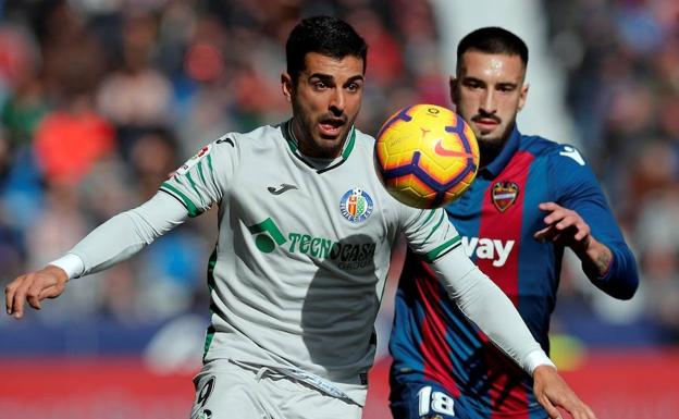 El defensa argentino del Levante Erik Cabaco (dcha.), y el delantero del Getafe Ángel Rodríguez. 