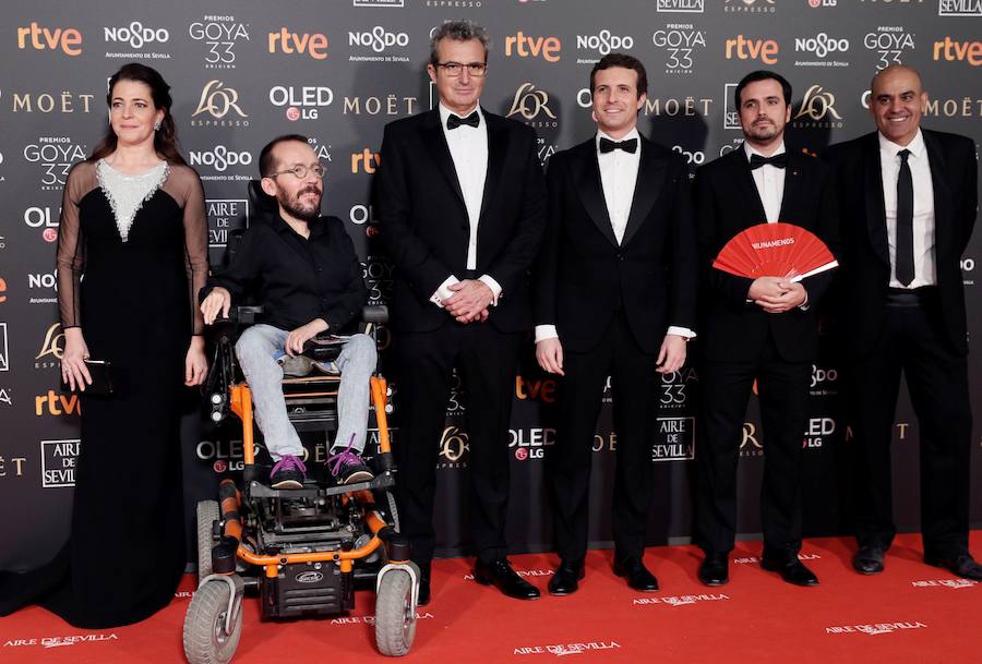 El presidente de la Academia de las Artes y las Ciencias Mariano Barroso (3i) y los vicepresidentes Nora Navas y Rafael Portela (d), junto al secretario de Organización de Podemos, Pablo Echenique (2i), el presidente del PP Pablo Casado (3d) y el coordinador general de Izquierda Unida, Alberto Garzón (2d).