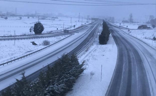 Imagen. Así de complicado ha sido circular por la A-67 esta mañana.