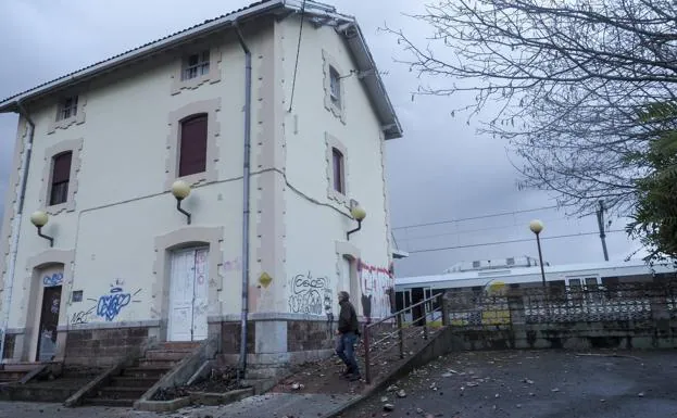 Imagen. El impacto del rayo ha causado daños materiales en el edificio.