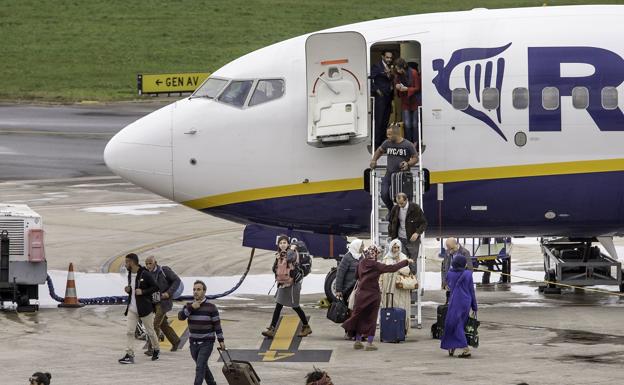 Ryanair seguirá operando en Cantabria tras firmar una prórroga de cuatro años con el Gobierno