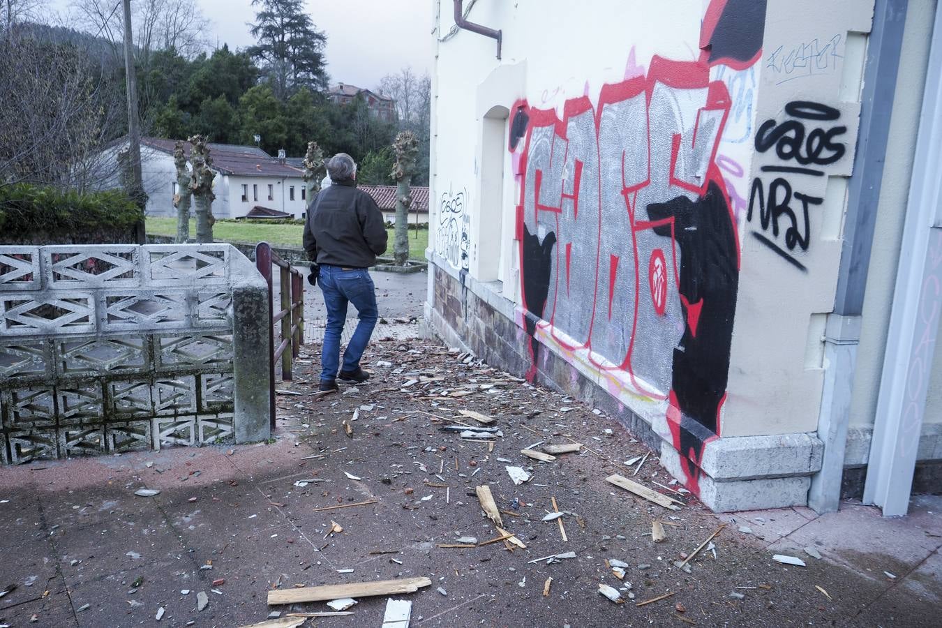 El tejado del edificio se ha visto afectado por el incidente, que no ha dejado heridos pero sí daños materiales.