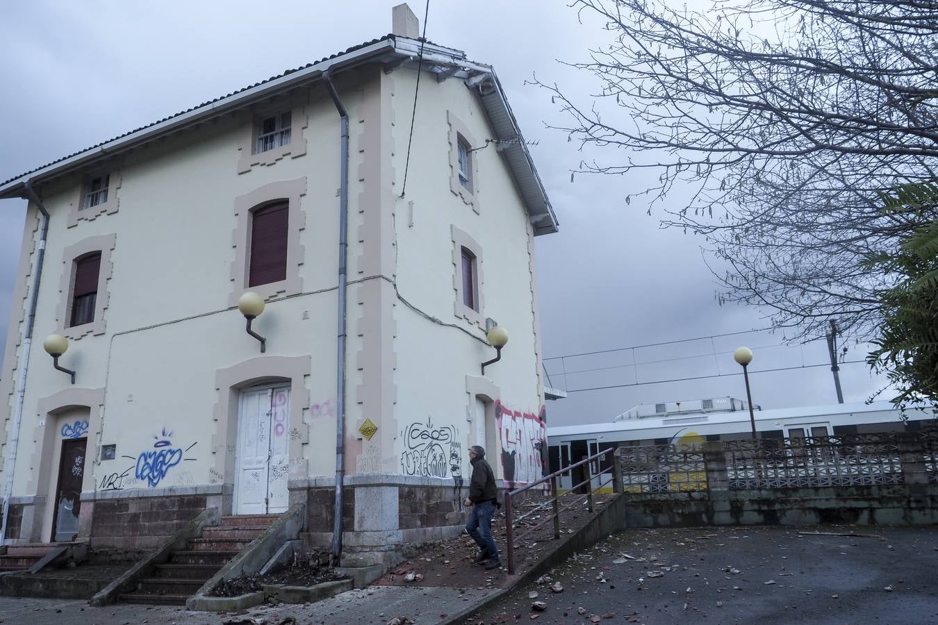 El tejado del edificio se ha visto afectado por el incidente, que no ha dejado heridos pero sí daños materiales.