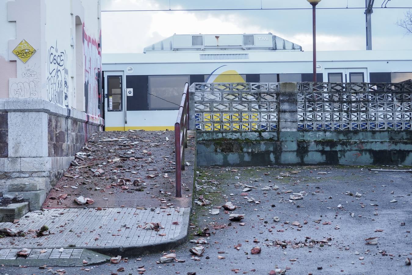 El tejado del edificio se ha visto afectado por el incidente, que no ha dejado heridos pero sí daños materiales.