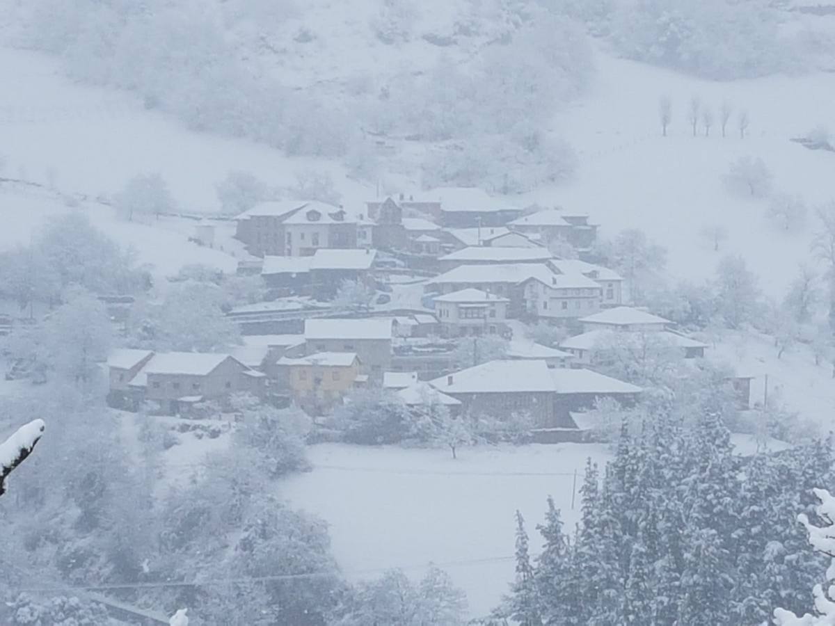 El municipio de Vega de Liébana presenta un espesor de hasta 40 centímetros de nieve, que dificulta los quehaceres cotidianos de los habitantes pero deja imágenes de postal. 