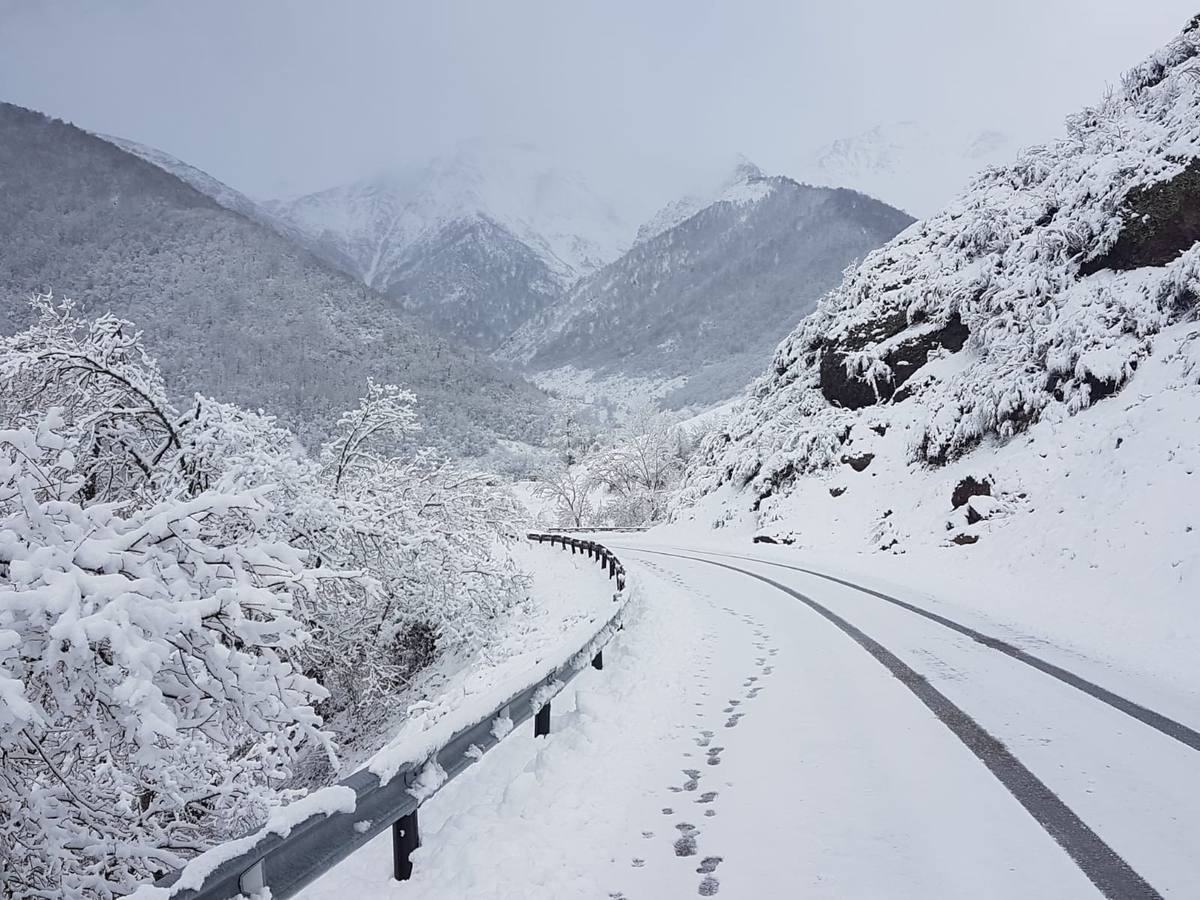 El municipio de Vega de Liébana presenta un espesor de hasta 40 centímetros de nieve, que dificulta los quehaceres cotidianos de los habitantes pero deja imágenes de postal. 