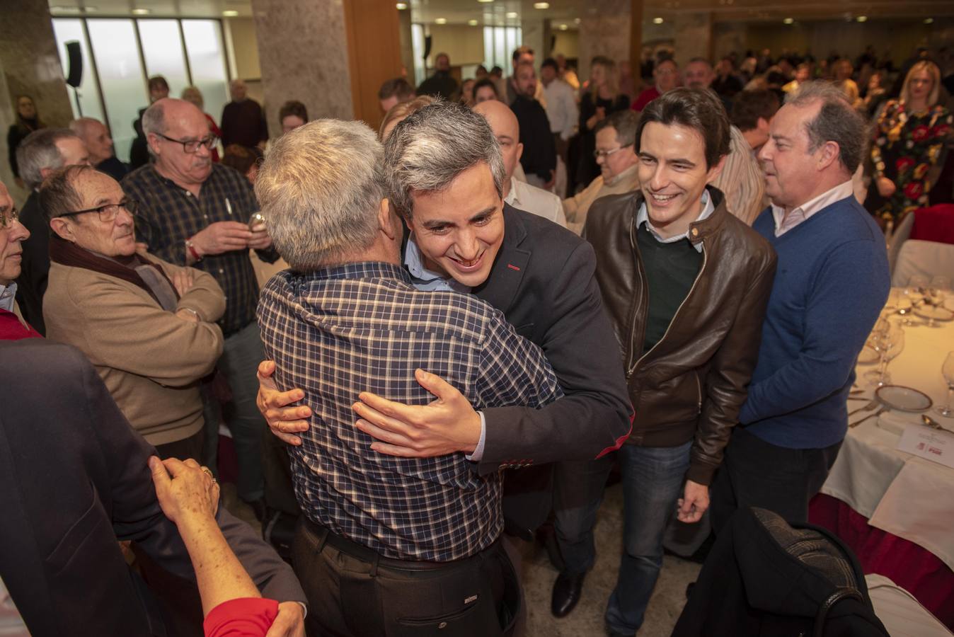 El ministro de Fomento ha acompañado a los candidatos del PSOE a los principales ayuntamiento de Cantabria.