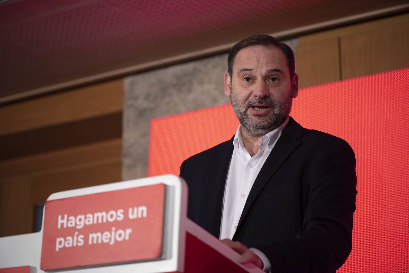 El ministro de Fomento ha acompañado a los candidatos del PSOE a los principales ayuntamiento de Cantabria.