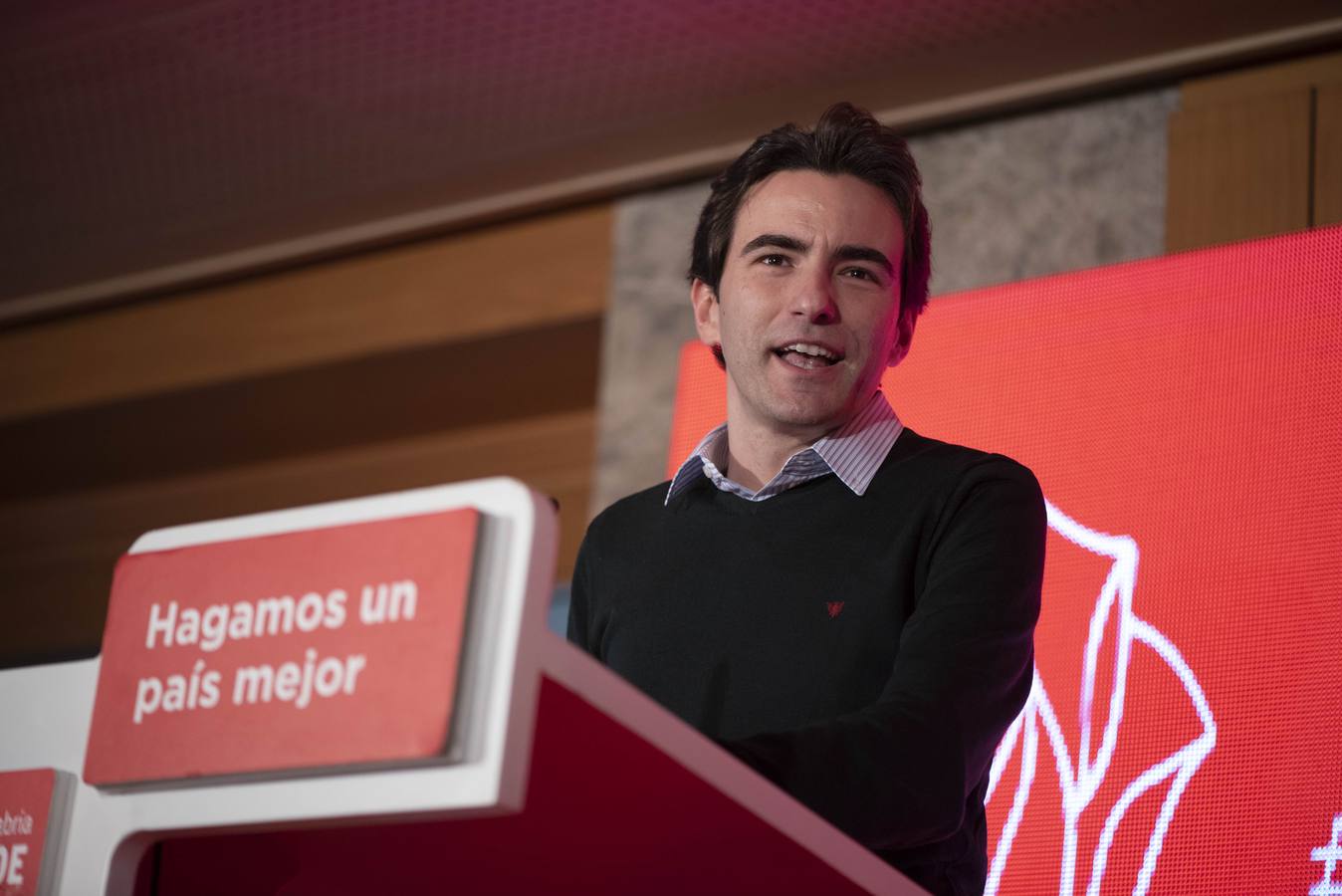 El ministro de Fomento ha acompañado a los candidatos del PSOE a los principales ayuntamiento de Cantabria.