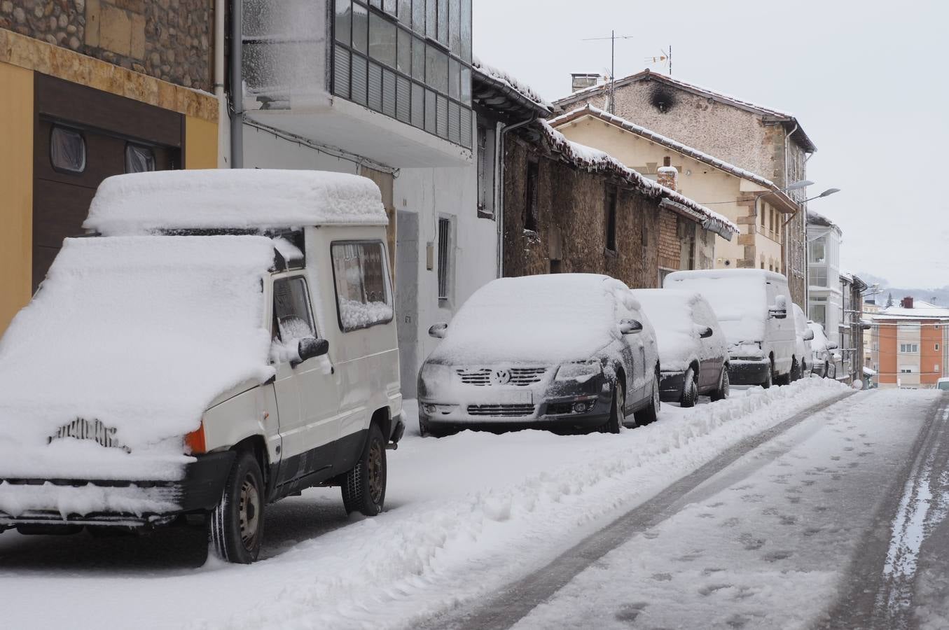 Así ha amanecido este sábado Reinosa, con las calles cubiertas por una espesa capa de nieve