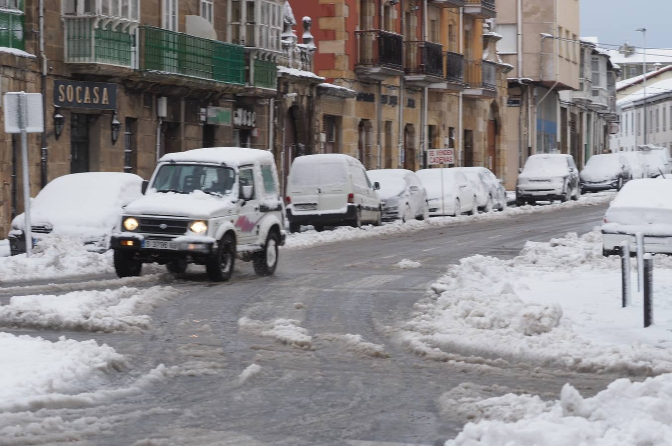 Así ha amanecido este sábado Reinosa, con las calles cubiertas por una espesa capa de nieve