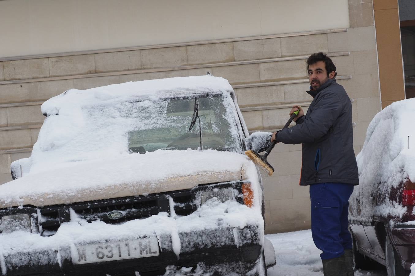 Así ha amanecido este sábado Reinosa, con las calles cubiertas por una espesa capa de nieve